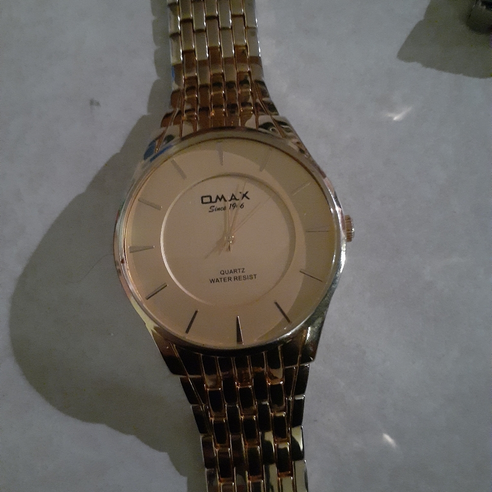 Qmax exquisite unisex gold wristwatch